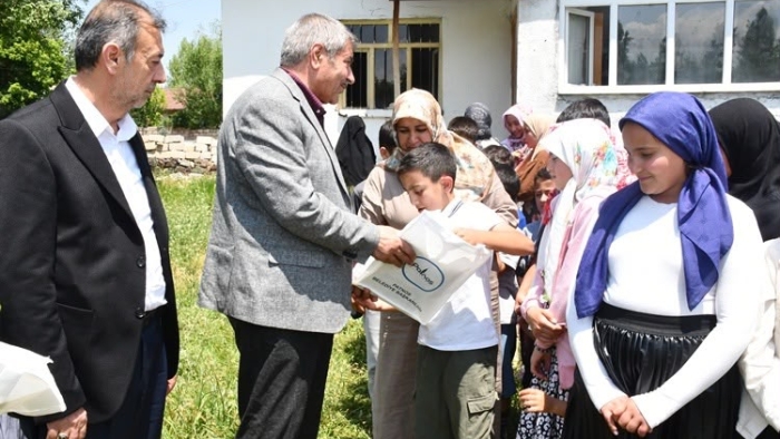 Başkan Taşkın’dan Hatim Yapan Öğrencilere Hediye