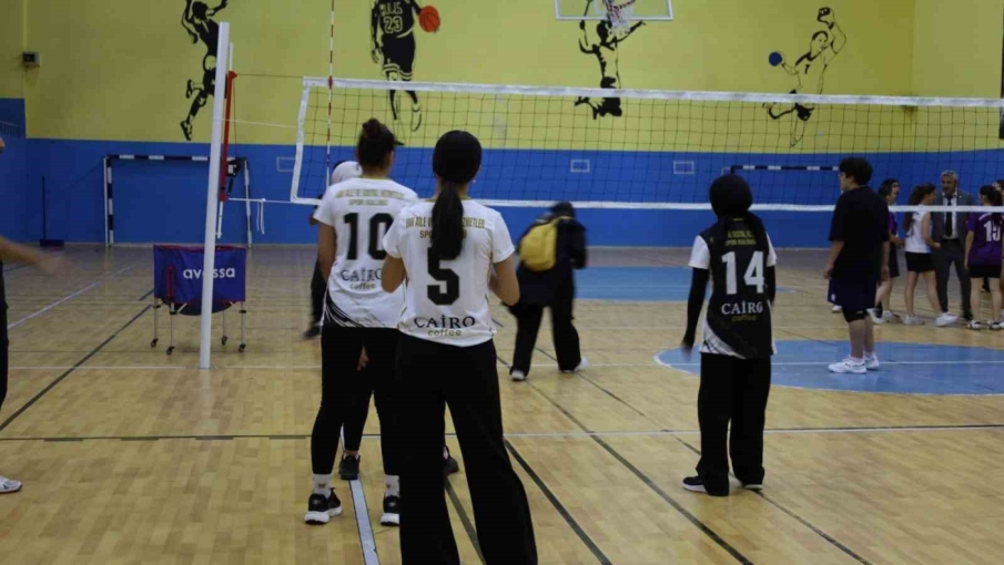 Ağrı ve Van’ın kız çocukları voleybol sahasında buluştu