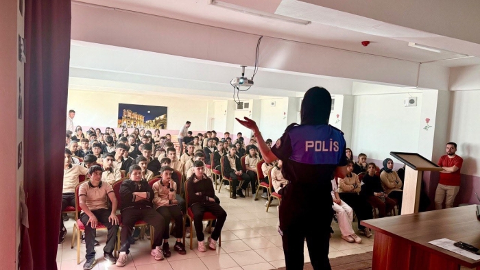 Ağrı Emniyetinden Ailelere Güvenli İnternet Çağrısı