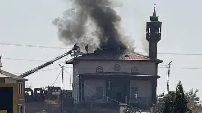 Ağrı’da Cami Çatısında Korkutan Anlar